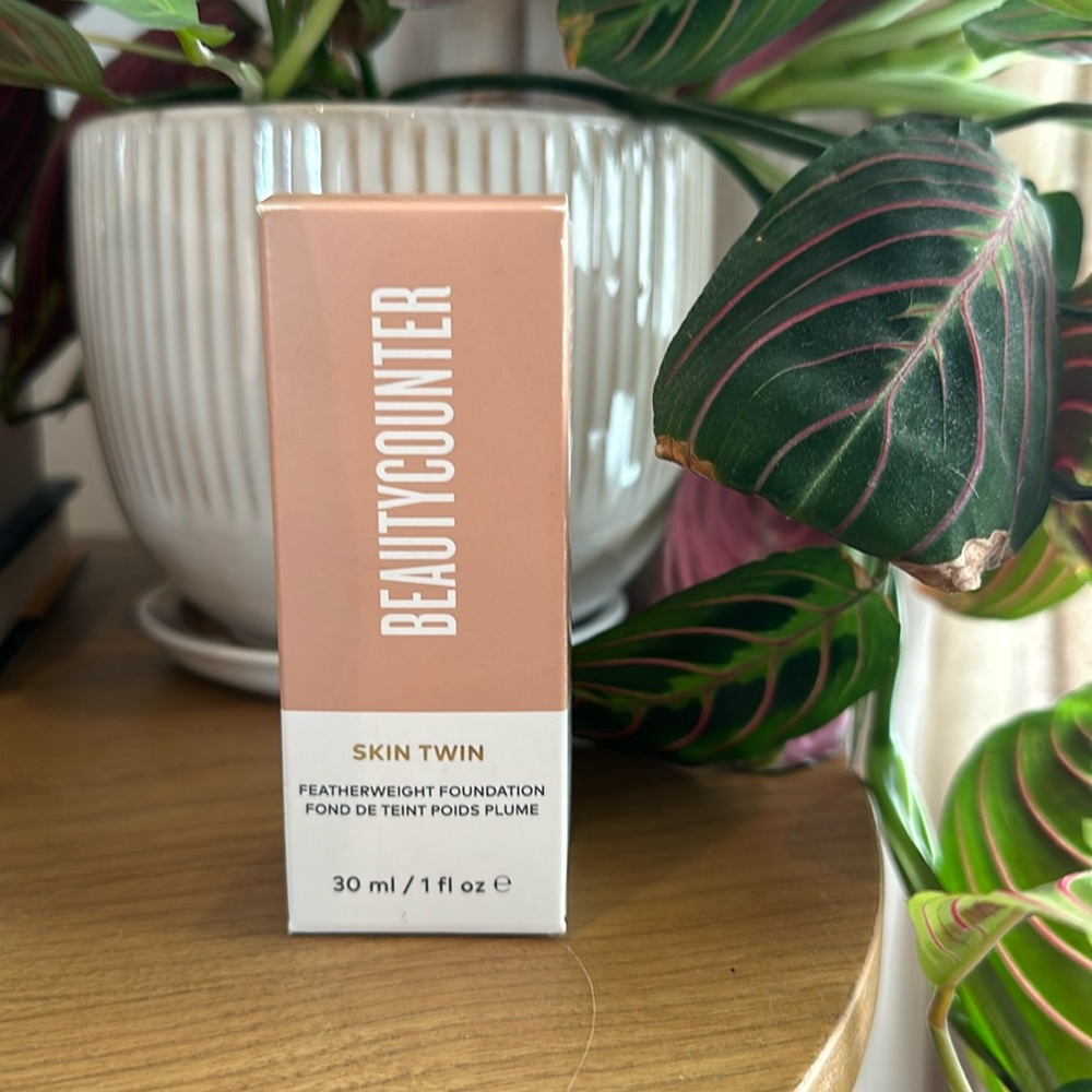 Beautycounter skin twin foundation in light 230